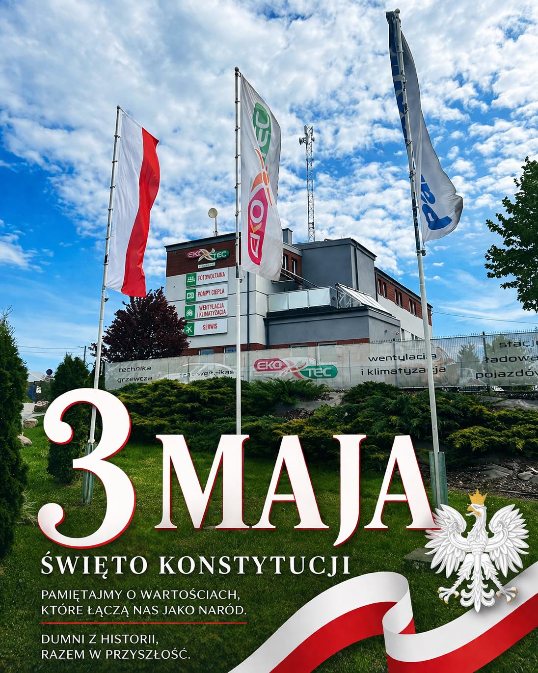 Grafika z okazji Święta Konstytucji 3 Maja przedstawiająca budynek firmy Ekotec z flagami Polski i firmowymi na tle błękitnego nieba. Na dole widnieje napis „3 Maja Święto Konstytucji”, biały orzeł oraz biało-czerwona wstęga.
