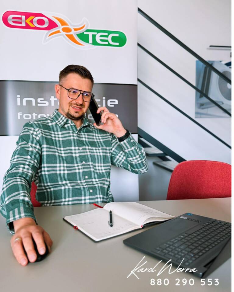 Pracownik firmy Ekotec siedzi przy biurku, rozmawia przez telefon i korzysta z komputera. W tle widoczne jest logo Ekotec oraz elementy biura, a na grafice umieszczono dane kontaktowe.